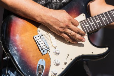 Elektro gitar çalan bir adam, Bükme ve Vibrat oynamak için teknikler