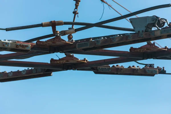 Nahaufnahme Eines Stromnetzes Für Trolleybusse Metallkonstruktionen Gegen Den Himmel — Stockfoto