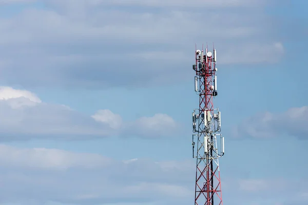 Wieża Telekomunikacyjna Stacja Bazowa Bezprzewodowy Nadajnik Antenowy Wieża Telekomunikacyjna Antenami — Zdjęcie stockowe