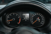 Novoszibirszk, Oroszország szeptember 12, 2020 Volkswagen Polo, Car panel, digitális fényes sebességmérő, kilométeróra és egyéb eszköz 