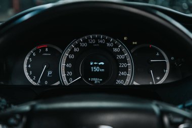 Novosibirsk, Rusya 12 Eylül 2020 Honda Accord, Araba Paneli, Dijital parlak hız göstergesi, kilometre sayacı ve diğer araçlar 
