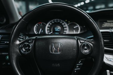 Novosibirsk, Rusya 12 Eylül 2020 Honda Accord, kokpit iç kabin detayları, hız göstergesi ve taksimetre. Siyah deri iç döşeme 