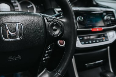 Novosibirsk, Rusya 12 Eylül 2020 Honda Accord, Modern siyah direksiyon, hızlı kontrol için çok fonksiyonlu düğmeler, yakın çekim 