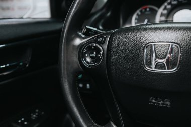 Novosibirsk, Rusya 12 Eylül 2020 Honda Accord, Modern siyah direksiyon, hızlı kontrol için çok fonksiyonlu düğmeler, yakın çekim 