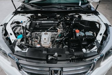 Novosibirsk, Rusya 12 Eylül 2020 Honda Accord, araba motorunun ön görüntüsünü kapatın. İçten yanmalı motor, araba parçaları, ayrıştırma