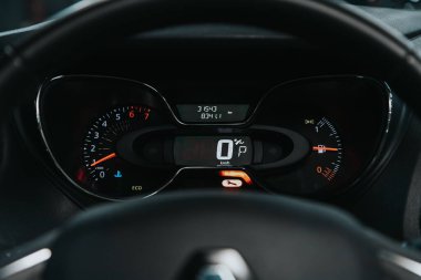 Novosibirsk, Rusya 12 Eylül 2020 Renault Kapture, Araba Paneli, Dijital parlak hız göstergesi, kilometre sayacı ve diğer araçlar  