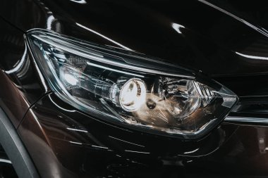 Novosibirsk, Rusya 12 Eylül 2020 Renault Kapture, yeni arabanın ışıkları kapatıldı. Dış detay  