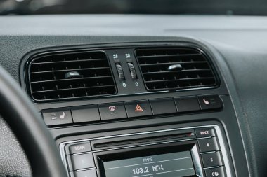 Novosibirsk, Rusya 12 Eylül 2020 Volkswagen Polo, Araba havalandırma sistemini ve klimayı kapatın - modern araba kontrolleri ve detayları 