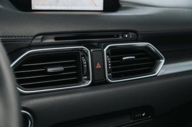 Novosibirsk, Rusya 12 Eylül 2020 Mazda CX-5, Araç havalandırma ve havalandırma sistemini kapatın - modern arabanın detayları ve kontrolleri 