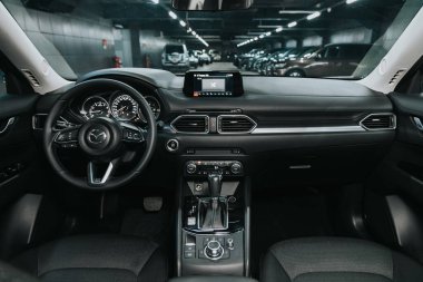 Novosibirsk, Rusya 12 Eylül 2020 Mazda CX-5, Dark Car Interior - direksiyon, vites kolu ve gösterge paneli, iklim kontrolü, hız göstergesi, ekran. Yeni moda bir arabanın salonu.