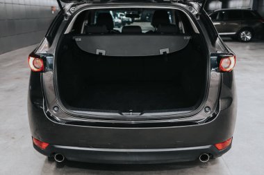 Novosibirsk, Rusya 12 Eylül 2020 Mazda CX-5, bagajı açık bir arabanın arka görüntüsü. Modern bir arabanın dışı.