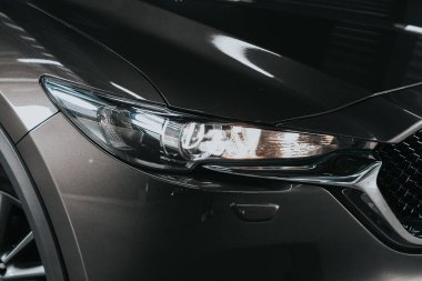 Novosibirsk, Rusya 12 Eylül 2020 Mazda CX-5, yeni aracın ışıkları kapatıldı. Dış detay  