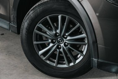 Novosibirsk, Rusya 12 Eylül 2020 Mazda CX-5, Alaşımlı tekerlekli araba tekerleği ve yakın çekimde yeni lastik. Tekerlek ayarlama diski