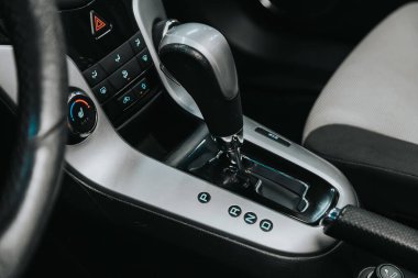 Novosibirsk, Rusya 12 Eylül 2020 Chevrolet Cruze, otomatik vites kutusunun yakın görüntüsü. İç araba, otomatik vites kolu. 