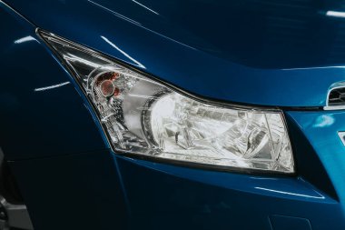 Novosibirsk, Rusya. 12 Eylül 2020 Chevrolet Cruze. Yeni arabanın ışıklarını kapatın. Dış detay  