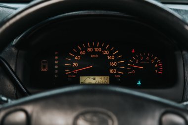 Novosibirsk, Rusya 12 Eylül 2020 Toyota Raum, Araç paneli, Dijital parlak hız göstergesi, kilometre sayacı ve diğer araçlar 