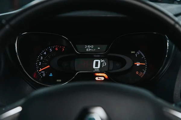 2020年9月12日 俄罗斯Novosibirsk Renault Kapture Car Panel Digital Bright Speed Ometer — 图库照片