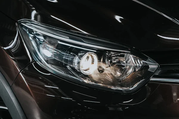 Novosibirsk, Rusya 12 Eylül 2020 Renault Kapture, yeni arabanın ışıkları kapatıldı. Dış detay  