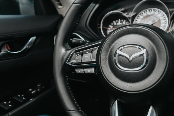 2020年9月12日 俄罗斯Novosibirsk Mazda 现代黑色方向盘 具有多功能按钮 可快速控制 车内特写 — 图库照片