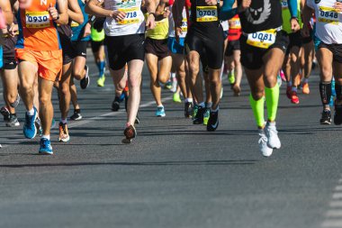 Novosibirsk, Rusya - 12 Eylül 2020: Raevich Half Marathon. Maraton koşu yarışı. Yol yarışları, spor müsabakaları, fitness ve sağlıklı yaşam tarzı konseptindeki birçok koşucunun ayaklarını kapatın.
