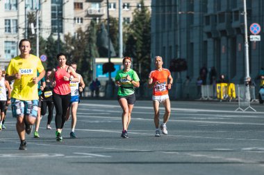 Novosibirsk, Rusya - 12 Eylül 2020: Raevich Half Marathon. Şehirde koşan bir grup aktif insan. Şehir maratonu koşusu.