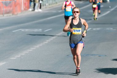 Novosibirsk, Rusya - 12 Eylül 2020: Raevich Half Marathon. Atletik genç adam caddede koşuyor. Sağlıklı yaşam tarzı 