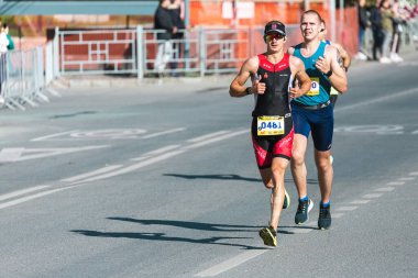 Novosibirsk, Rusya - 12 Eylül 2020: Raevich Half Marathon. Bir yaz günü sokakta koşan koşucular hızlı koşar.