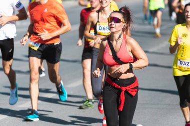 Novosibirsk, Rusya - 12 Eylül 2020: Raevich Half Marathon. Maratonda kalabalığı koşturmak. Birçok koşucu tatilin tadını çıkarır ve yarım maraton koşar.