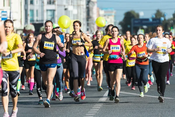 Novosibirsk Rusia Septiembre 2020 Media Maratón Raevich Mujeres Deportistas Corren —  Fotos de Stock