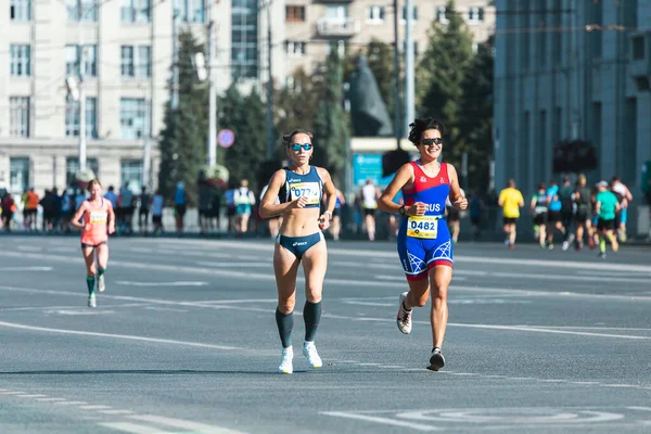 ノヴォシビルスク ロシア 2020年9月12日 ラエヴィチハーフマラソン 市内を走る積極的な人々のグループ 都市マラソン — ストック写真