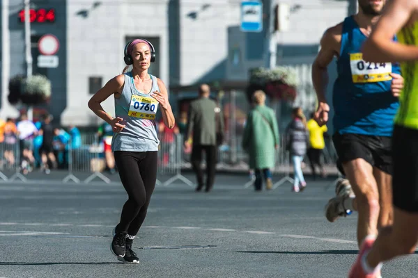 Novosibirsk Russia September 2020 Raevich Half Marathon 一群活跃的人在城市里跑步 城市马拉松赛 — 图库照片