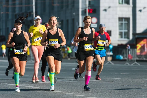 ノヴォシビルスク ロシア 2020年9月12日 ラエヴィチハーフマラソン 女性スポーツ女性は夏の日に通りに沿ってジョギングを実行します — ストック写真