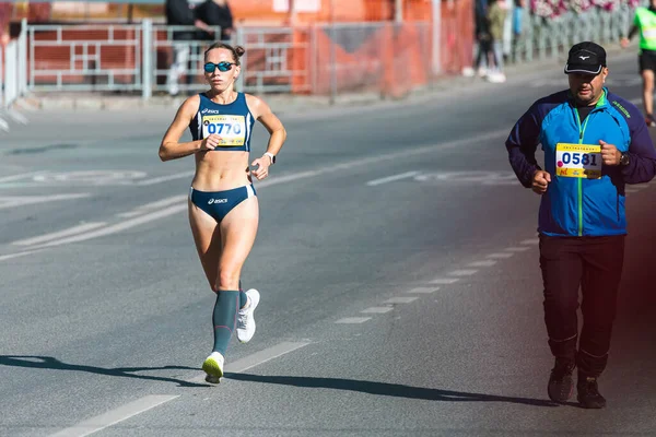 Novosibirsk Russia September 2020 Raevich Half Marathon 年轻人在城市里跑来跑去的画像慢跑马拉松的妇女群体 — 图库照片