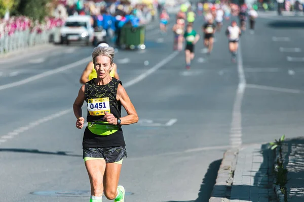 Novosibirsk Russia September 2020 Raevich Half Marathon 年轻女子在城市里跑来跑去的画像 — 图库照片