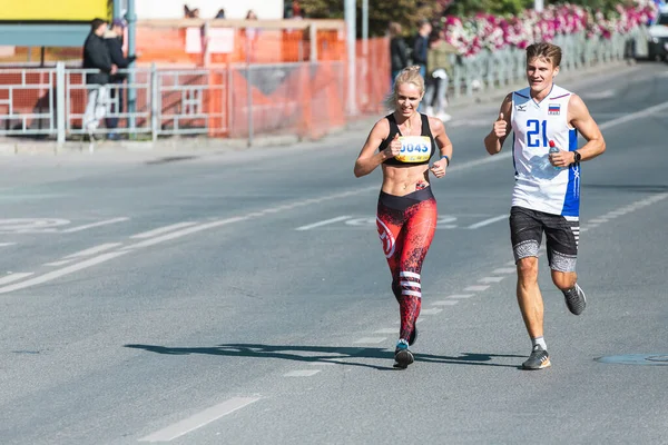 Novosibirsk Russia September 2020 Raevich Half Marathon 运动员在街上慢跑时跑步 — 图库照片