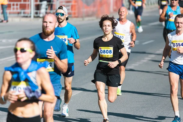 Novosibirsk Russia September 2020 Raevich Half Marathon 年轻人在城市里跑来跑去的画像慢跑马拉松的妇女群体 — 图库照片