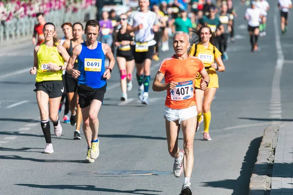 Novosibirsk Russia September 2020 Raevich Half Marathon 年轻人在城市里跑来跑去的画像慢跑马拉松的妇女群体 — 图库照片