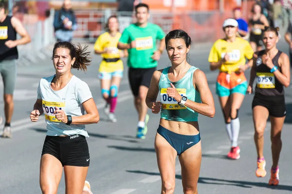Novosibirsk Ryssland September 2020 Rajevitjs Halvmaraton Kvinnliga Idrottskvinnor Joggar Längs — Stockfoto