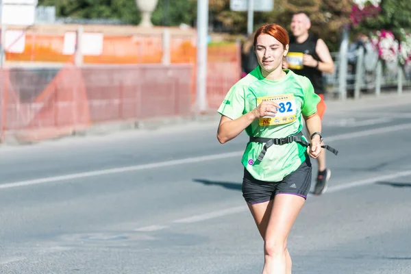 Novosibirsk Russia September 2020 Raevich Half Marathon 年轻女子在城市里跑来跑去的画像 — 图库照片