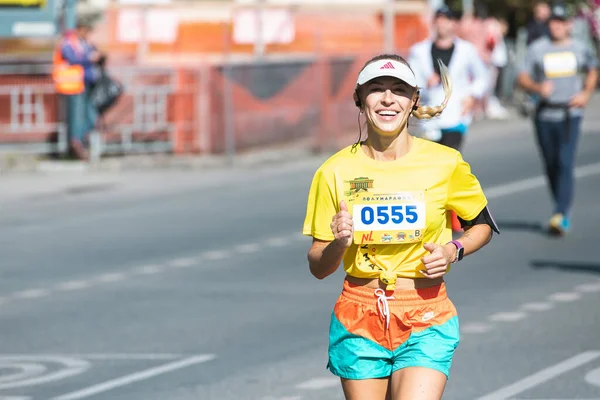 Novosibirsk Russia September 2020 Raevich Half Marathon 年轻女子在城市里跑来跑去的画像 — 图库照片