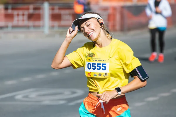 Novosibirsk Russia September 2020 Raevich Half Marathon 年轻女子在城市里跑来跑去的画像 — 图库照片