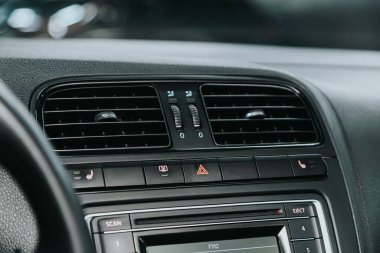 Novosibirsk, Rusya 12 Eylül 2020: Volkswagen Polo, arabanın havalandırma ve havalandırma sistemini kapatın - modern otomobilin detayları ve kontrolleri 