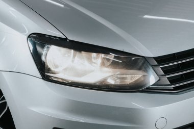 Novosibirsk, Rusya, 12 Eylül 2020: Volkswagen Polo, Detaylı ışık, yeni arabanın yakını. Dış detay  