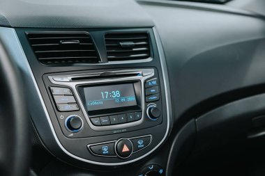 Novosibirsk, Rusya 12 Eylül 2020: Hyundai Solaris, otomobil içi, araba stereo ses sistemi ön panel