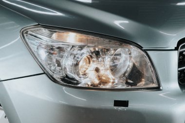 Novosibirsk, Rusya, 12 Eylül 2020: Toyota RAV-4, yeni araba için detay ışığı. Dış detay  