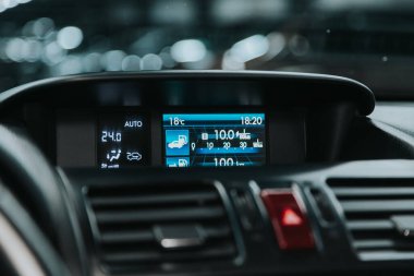 Novosibirsk, Rusya 12 Eylül 2020: Subaru Forester, sıcaklık, radyo, saat ve diğer konularda bilgi içeren ön panele yakın çekim. modern araba iç mimarisi