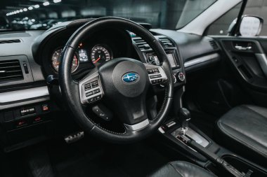 Novosibirsk, Rusya 12 Eylül 2020: Subaru Forester, yeni stil bir araba, direksiyon, hız göstergesi, takometre ve diğer ayarlama düğmeleri olan gösterge paneli 