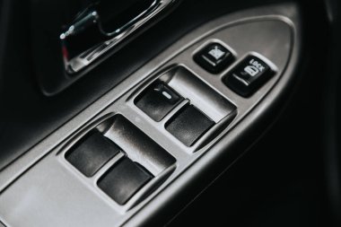 Novosibirsk, Rusya, 12 Eylül 2020: Mitsubishi Pajero, yeni bir arabanın kapı kontrol paneline yakın çekim. Pencere kontrol paneli, kapı kilidi düğmesi ve ayna kontrollü kol dinlenmesi. 