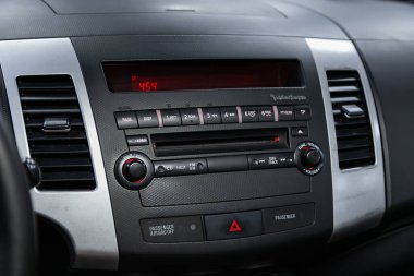 Novosibirsk, Rusya 12 Eylül 2020: Mitsubishi Outlander XL, otomobil içi, araba stereo ses sistemi ön panel