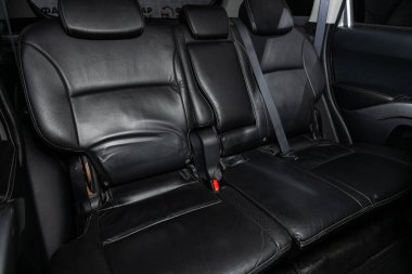 Novosibirsk, Rusya 12 Eylül 2020: Mitsubishi Outlander XL, Deri iç dizayn, araç yolcu koltukları ve emniyet kemeri ile sürücü koltukları. 